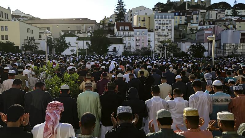 Cinco mil muçulmanos em oração ao nascer do dia celebram fim do Ramadão na Praça do Martim Moniz