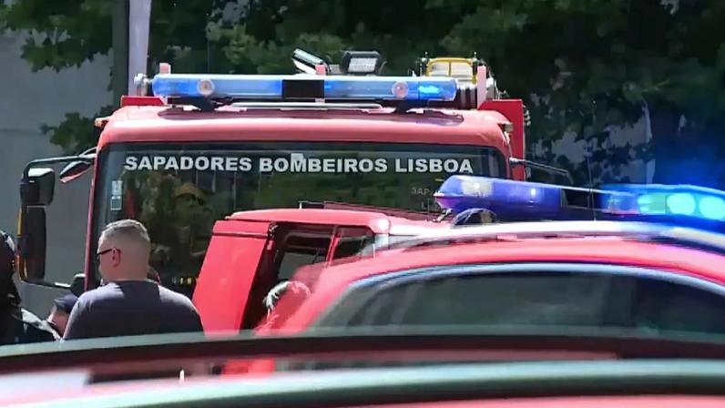 Bombeiros Sapadores de Lisboa tentam extinguir incêndio