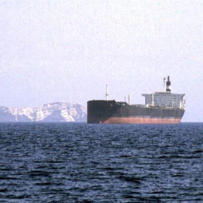 Guarda Revolucionária iraniana alerta navios para fecho do estreito de Ormuz