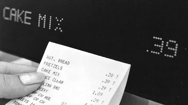 Recibo de compras com produtos como pão, pretzels e mistura para bolo