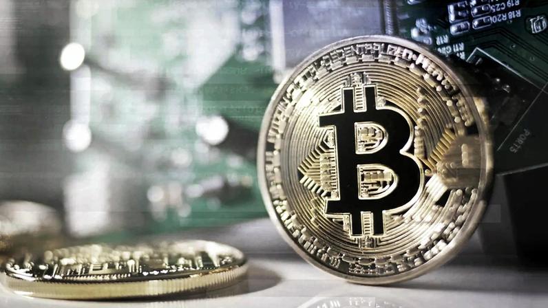 Homem transferiu dinheiro para investir em plataforma de criptomoedas