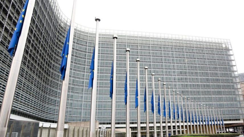 Bandeiras da União Europeia em frente ao Edifício Berlaymont, Bruxelas