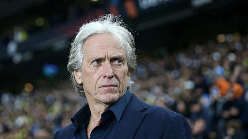 Jorge Jesus observa o jogo com atenção
