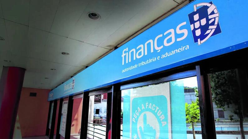 Contribuintes consignam impostos