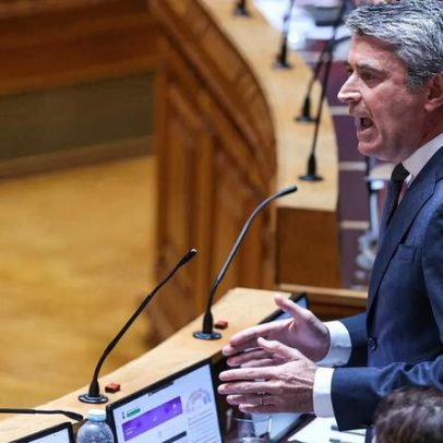 Carneiro afirma não procurar eleições antecipadas, PS diz estar preparado