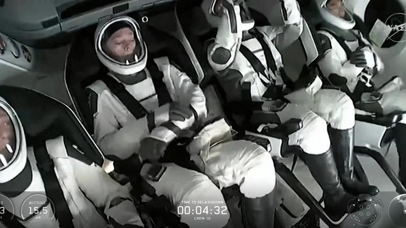 Astronautas da SpaceX regressam à Terra após missão na Estação Espacial