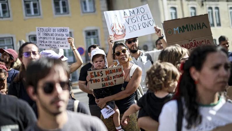 Manifestantes durante a concentração nacional contra a reforma laboral do Governo, junto à Assembleia da República em Lisboa
