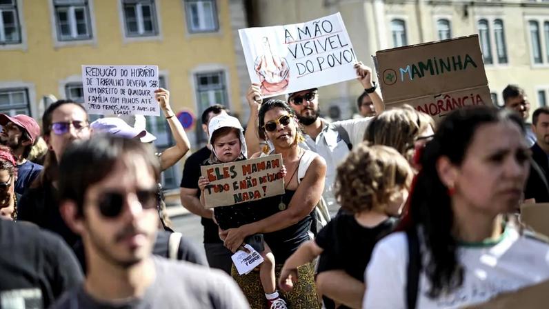 Manifestantes durante a concentração nacional contra a reforma laboral do Governo, junto à Assembleia da República em Lisboa