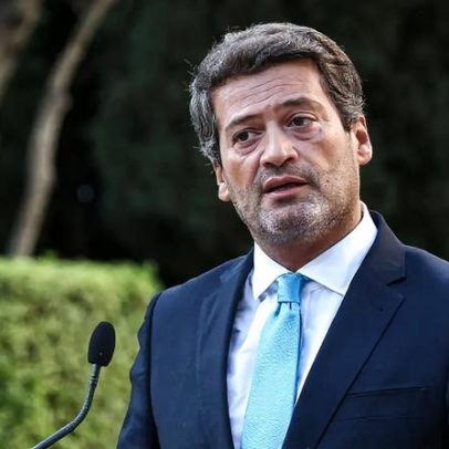 Ventura critica deslocação de Marcelo ao Vaticano, em meio a crise