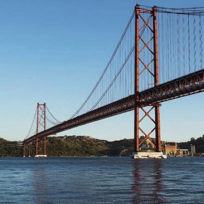 Motos e viaturas com lonas impedidas na Ponte 25 de Abril por mau tempo