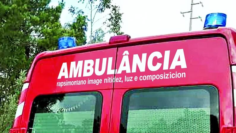Ambulância de emergência a caminho de incêndio em habitação