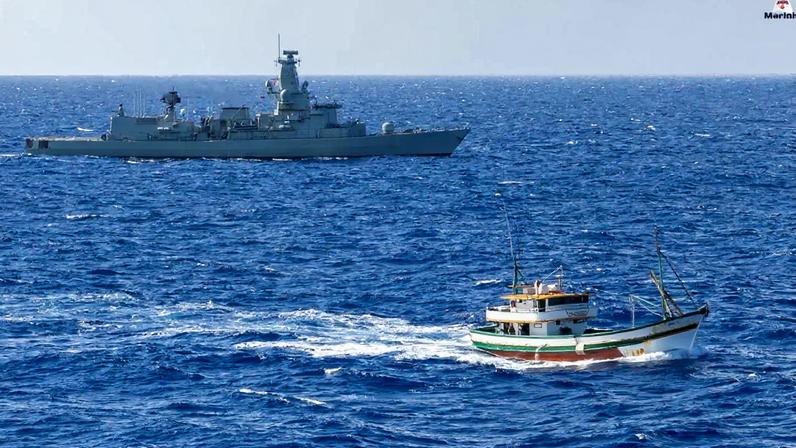 Embarcações da Marinha Portuguesa no oceano Atlântico