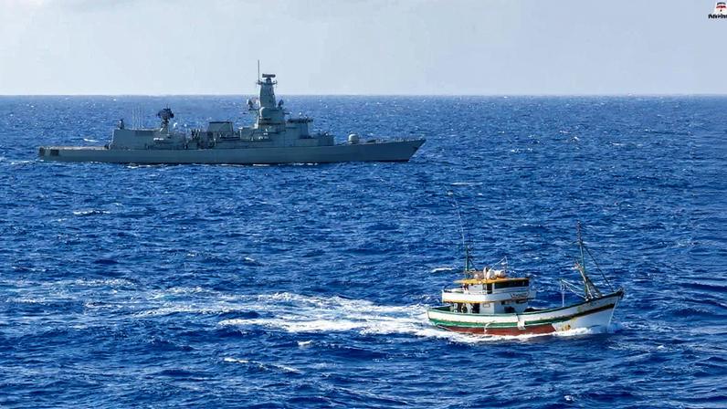 Embarcações da Marinha Portuguesa no oceano Atlântico