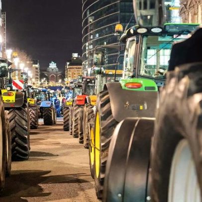 Centenas de tratores e 1.500 agricultores protestam no centro de Madrid
