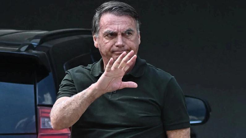 Jair Bolsonaro cumpre pena de 27 anos e 3 meses de prisão