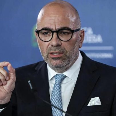 Ministro Pinto Luz confortável ao lado de colega da Administração Interna