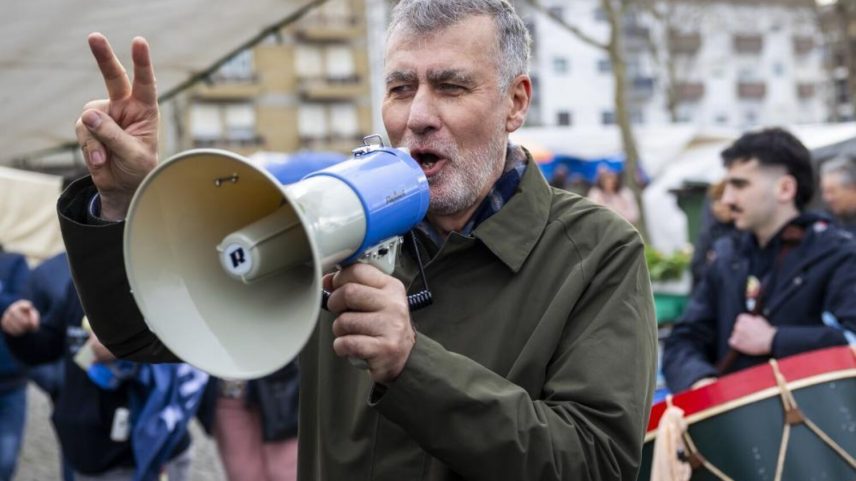Gouveia e Melo usa megafone durante ação de alerta para incêndios no Paiva