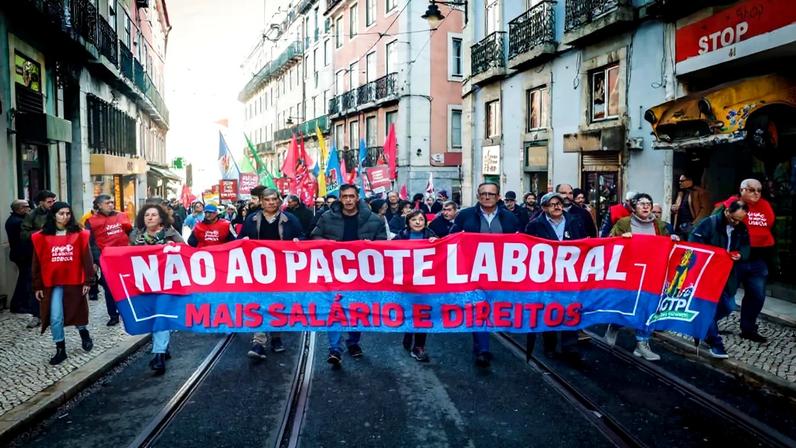 Manifestantes da CGTP marcham em Lisboa contra o pacote laboral