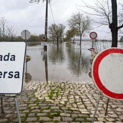 Inundações em Avintes, Gaia, devido ao transbordo do rio Febros