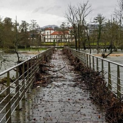 Alcoutim tenta conter subida do rio com barreira de sacos de areia