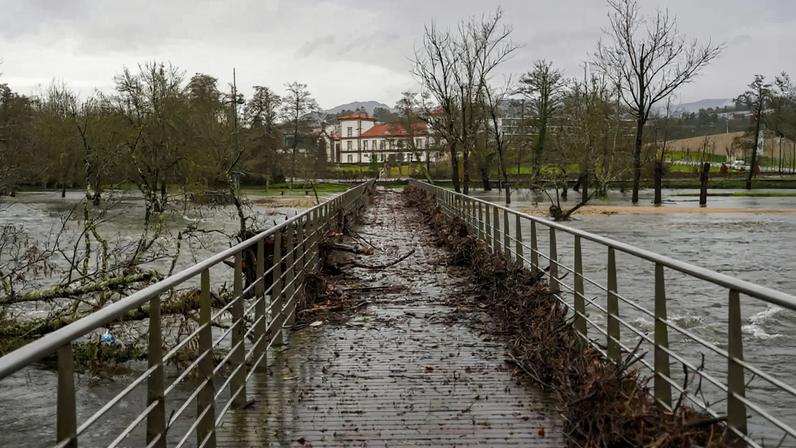 Cheias e mau tempo em Portugal, com alerta em 12 distritos devido à depressão Kristin