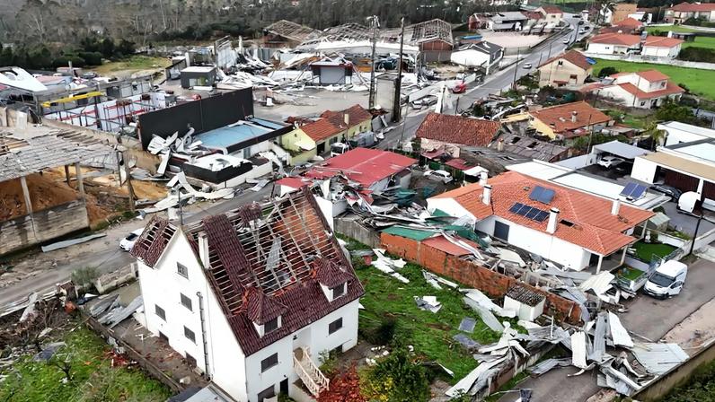 Depressão Kristin deixa rasto de destruição na aldeia de Barracão, concelho de Leiria