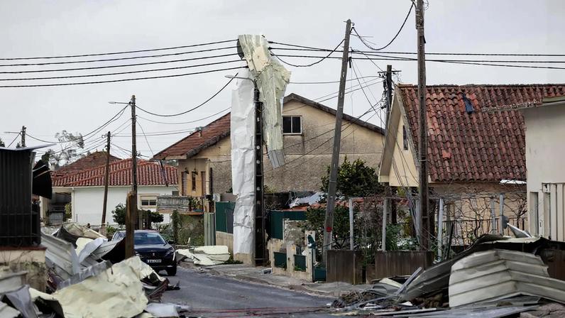 Depressão Kristin deixa rasto de destruição na aldeia de Barracão, concelho de Leiria
