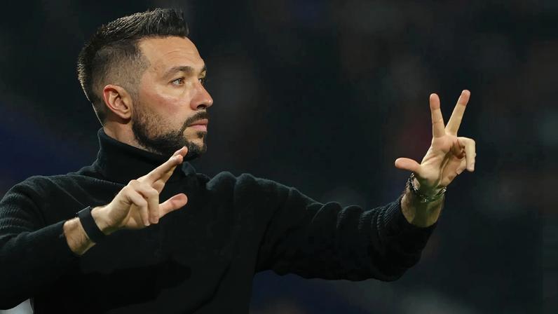 Francesco Farioli reage no banco do FC Porto durante o clássico com o Benfica