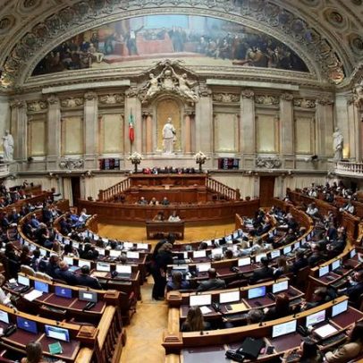 Parlamento aprova pesar por enfermeiro morto pelo ICE com abstenção do Chega