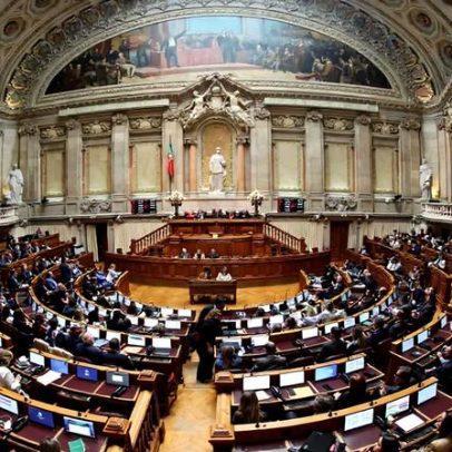 Parlamento discute lay-off pago a 100% com maioria da oposição contra Governo