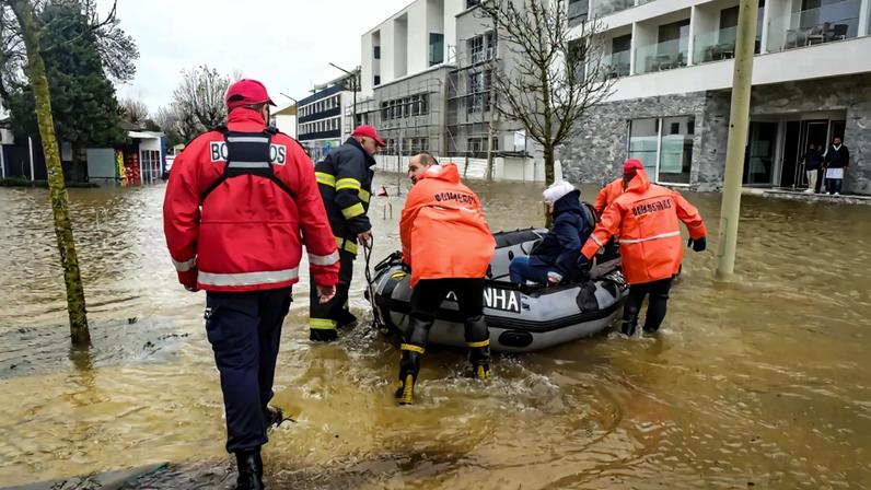 Alcácer do Sal: Bombeiros auxiliam moradores em área alagada