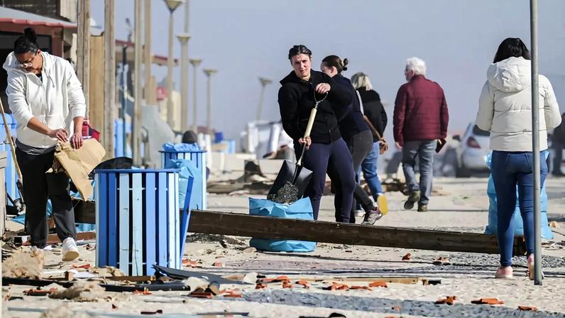 Moradores em Leiria limpam destroços com apoio dos bombeiros após abandono