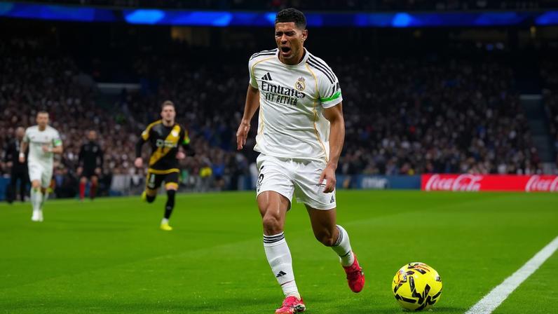 Jogador do Real Madrid domina a bola em jogo