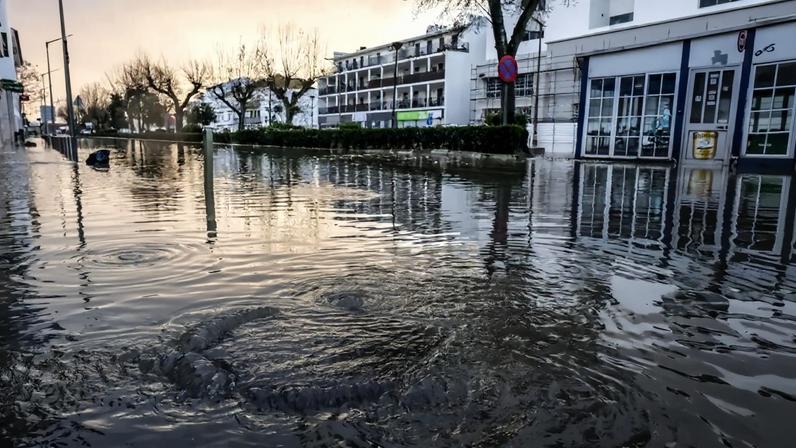 Baixa de Alcácer do Sal outra vez inundada com subida do Rio Sado