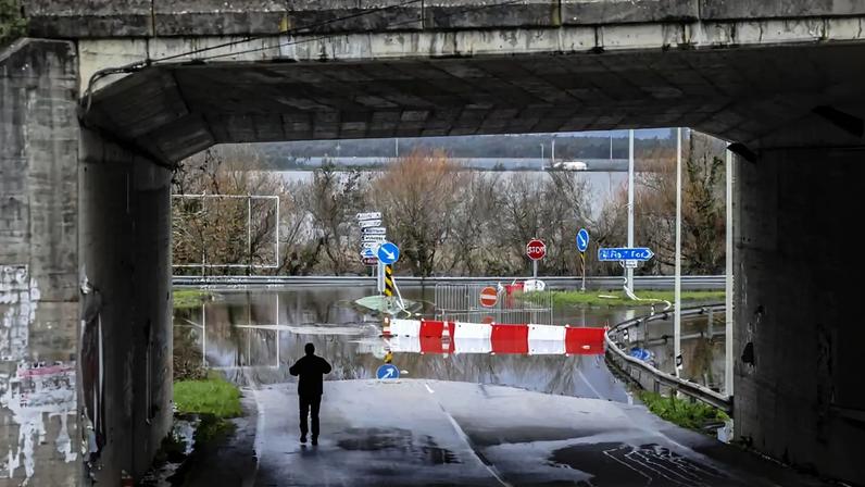 Acesso à autoestrada A14, que está encerrada entre Montemor-o-Velho e a Figueira da Foz, devido à subida da água do Rio Mondego que está a causar inundações no Baixo Mondego