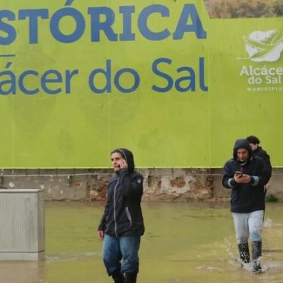 Avenida de Alcácer do Sal volta a ficar inundada pelo Sado