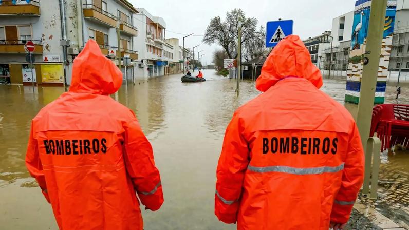 Bombeiros em Alcácer do Sal enfrentam inundações no Largo Luís de Camões