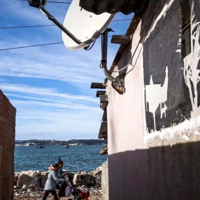 Mar sobe e coloca casas da Trafaria em risco