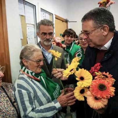 Seguro escapa ao baile com reformados algarvios que recordam Salazar