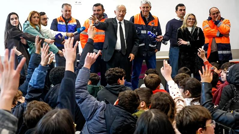 Marcelo ouve crianças de Ourém sobre falta de luz em casa