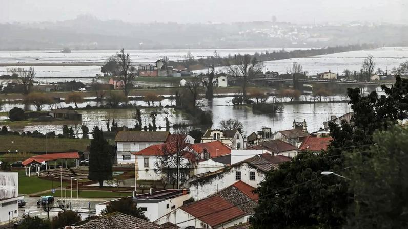 Montemor-o-Velho, parcialmente inundado devido à subida das águas do Rio Mondego