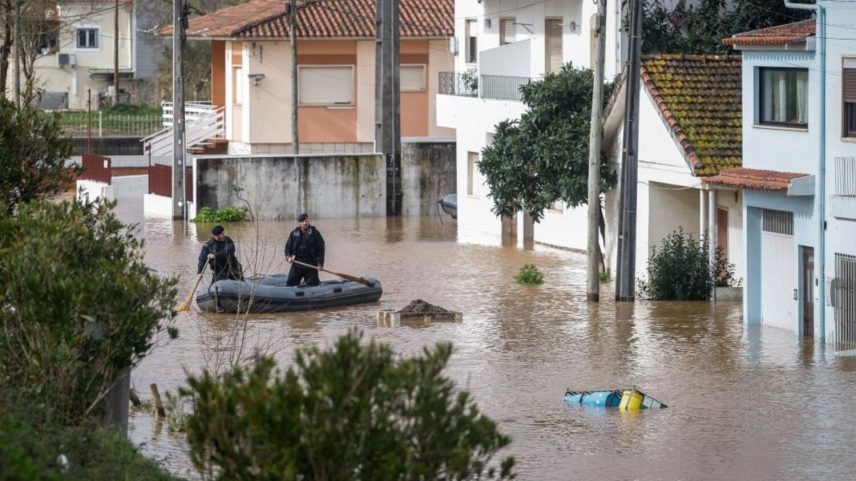 Elementos da proteção civil passam com um bote pela zona que ficou submersa pela subida da água do Rio Liz devido ao mau tempo, em Leiria