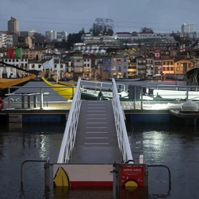 Douro transborda de madrugada, ocupando margens do Porto e Gaia
