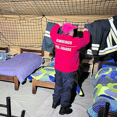 Bombeiros dormem em tendas na garagem do quartel por chuvas em Pedrógão Grande