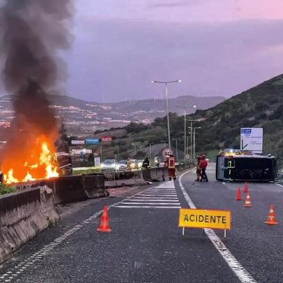 Carro em chamas à saída do túnel do Grilo, rumo a Loures