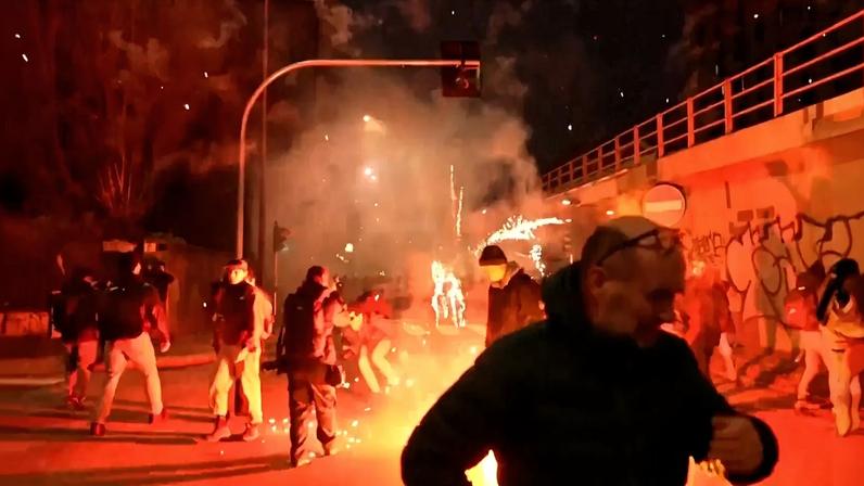 Polícia italiana lança gás lacrimogéneo após confrontos junto a recinto olímpico em Milão