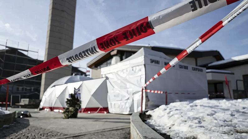 Memorial às vítimas de incêndio num bar na Suíça, com fitas de isolamento da polícia