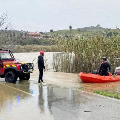 Duas famílias salvas de casas parcialmente submersas pelas cheias em Santarém