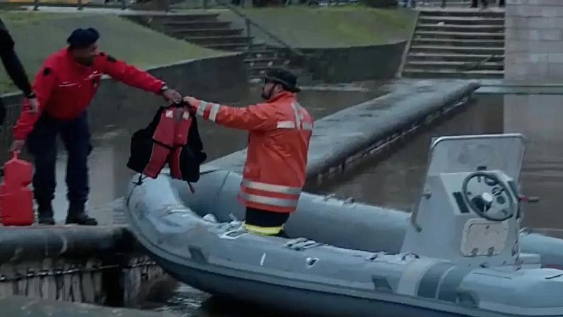 Bombeiros entregam de barco mantimentos em aldeia de Salvaterra de Magos