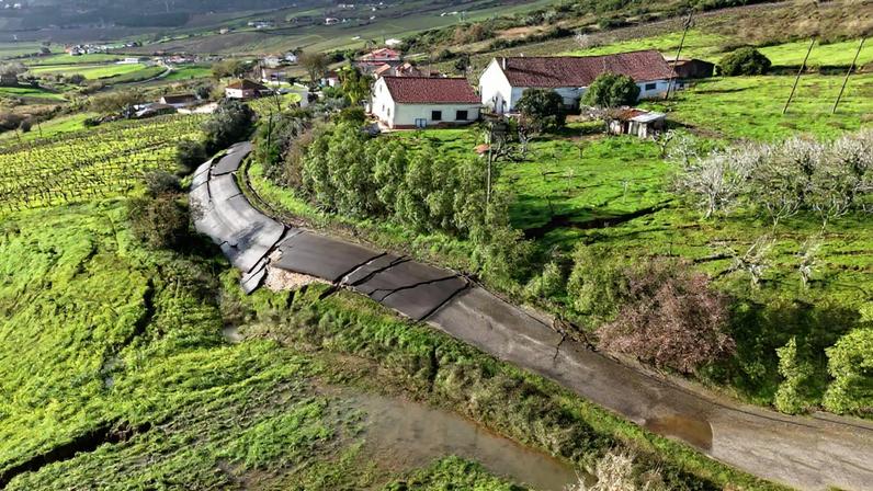 Deslizamentos de terras estão a provocar danos nas habitações